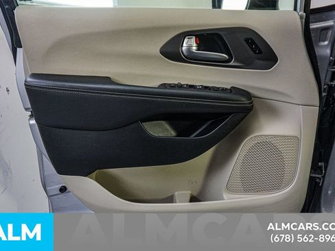 Used 2024 Chrysler Pacifica Touring-L image 50