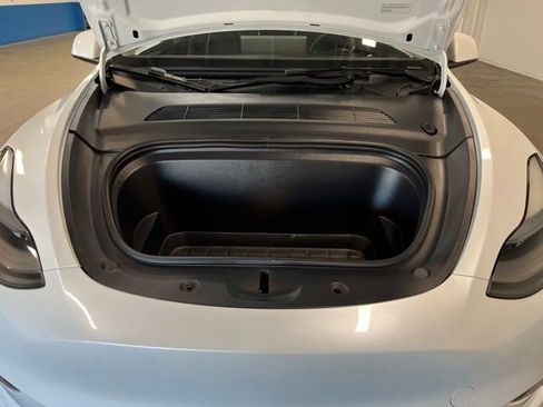 Used 2024 Tesla Model Y Long Range AWD/4WD image 9