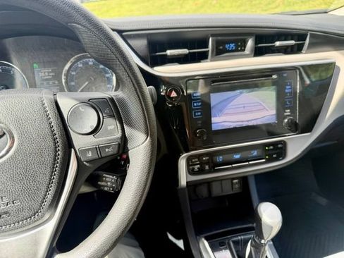 Used 2018 Toyota Corolla LE FWD image 9