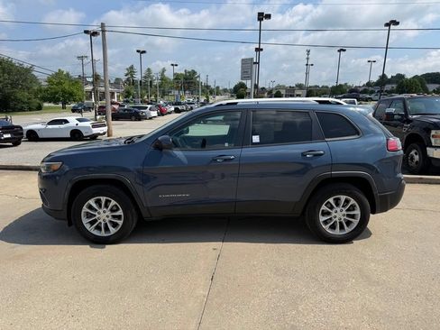 Used 2020 Jeep Cherokee Latitude w/ Cold Weather Group AWD/4WD image 9