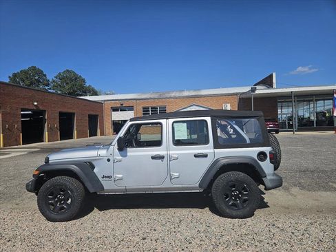 Used 2022 Jeep Wrangler Unlimited Sport AWD/4WD image 6