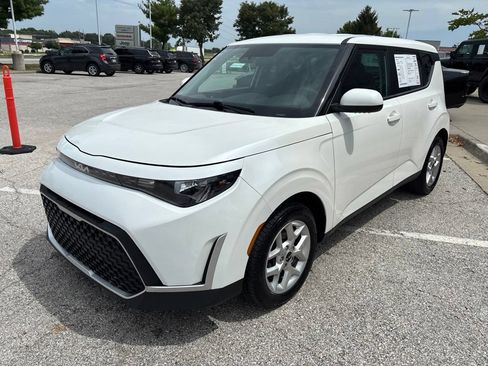 Used 2025 Kia Soul LX w/ LX Technology Package FWD image 4