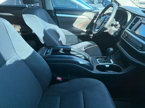 Used 2018 Toyota Highlander LE image 12