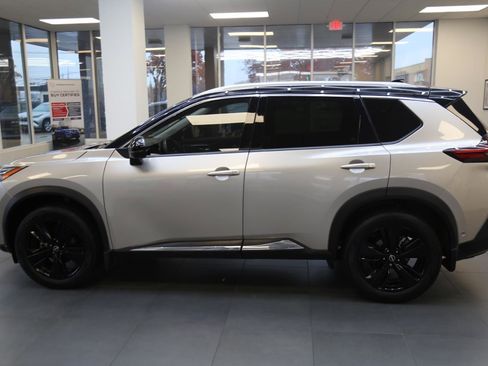 Used 2023 Nissan Rogue Platinum w/ Platinum Premium Package image 3