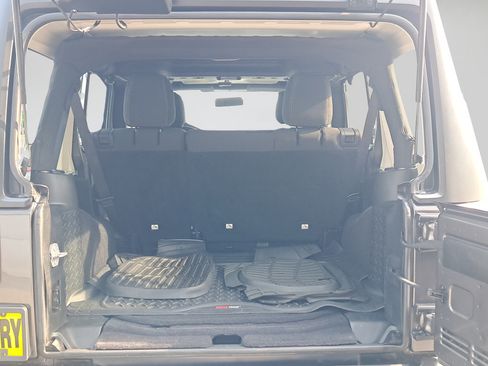Used 2017 Jeep Wrangler Unlimited Rubicon w/ Connectivity Group AWD/4WD image 27