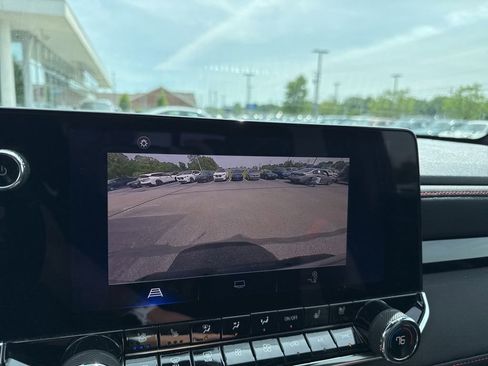 Used 2023 Chevrolet Colorado Z71 w/ Z71 Convenience Package 2 AWD/4WD image 16
