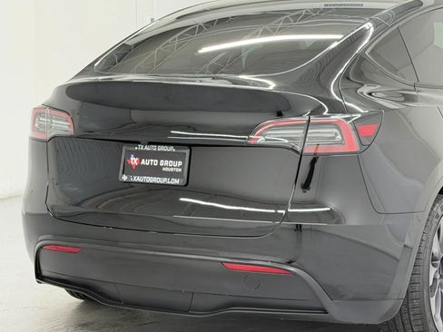 Used 2024 Tesla Model Y 2WD image 37