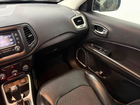 Used 2018 Jeep Compass Latitude FWD image 11