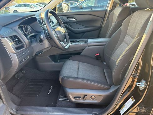 Used 2025 Nissan Rogue SV image 29