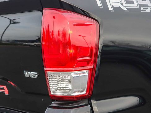 Used 2017 Toyota Tacoma TRD Sport image 8