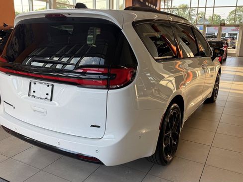 Used 2023 Chrysler Pacifica Touring-L w/ S Appearance Package AWD/4WD image 3