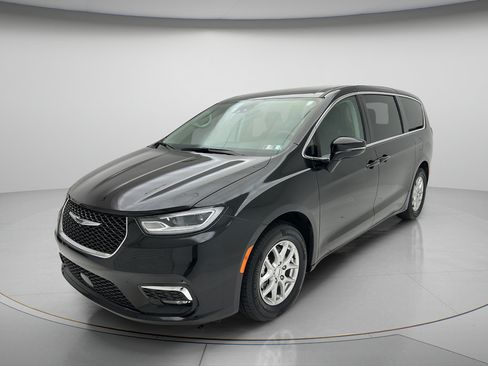 Used 2024 Chrysler Pacifica Touring-L FWD image 3