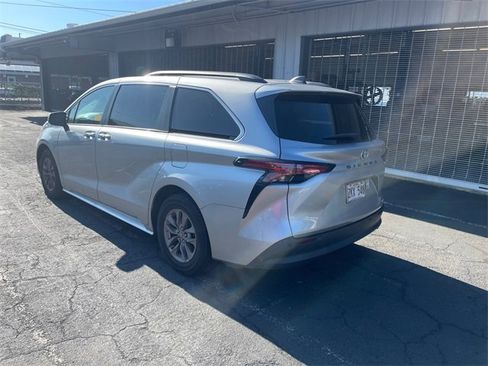 Used 2022 Toyota Sienna XLE image 4