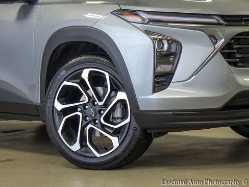 Used 2025 Chevrolet Trax RS FWD image 4