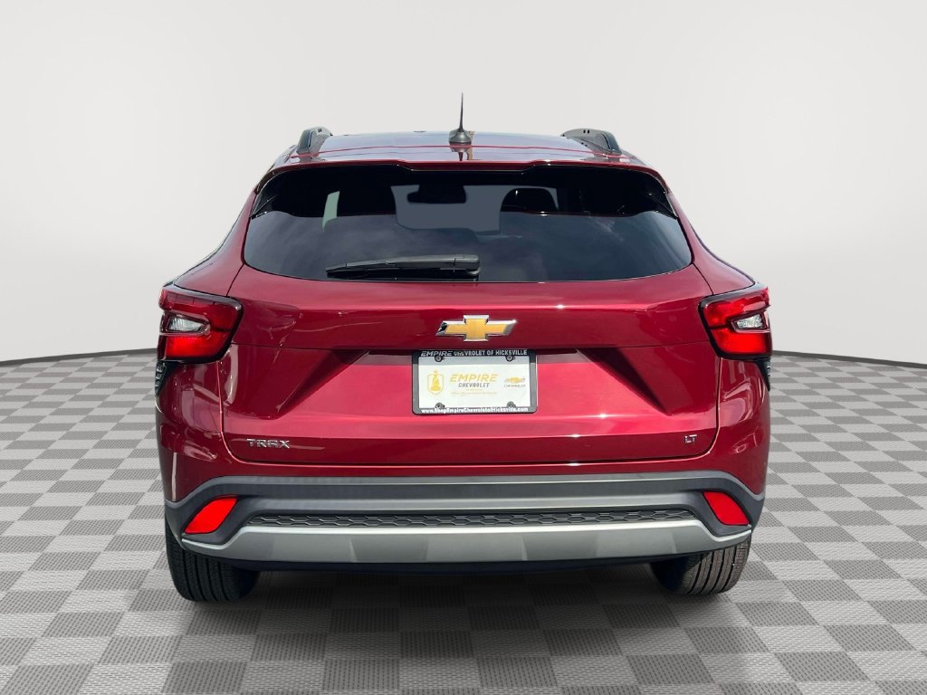 Used 2024 Chevrolet Trax LT w/ Sunroof Package FWD image 6