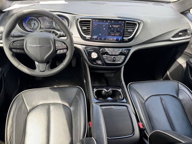 Used 2025 Chrysler Pacifica Limited FWD image 15