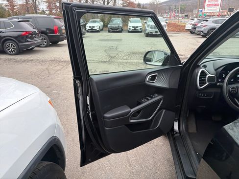 Used 2023 Kia Soul LX w/ LX Technology Package image 15