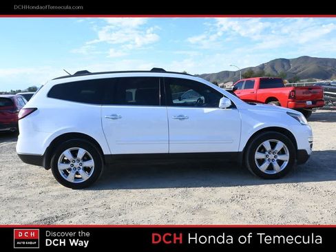 Used 2017 Chevrolet Traverse LT w/ Style and Technology Package FWD image 5