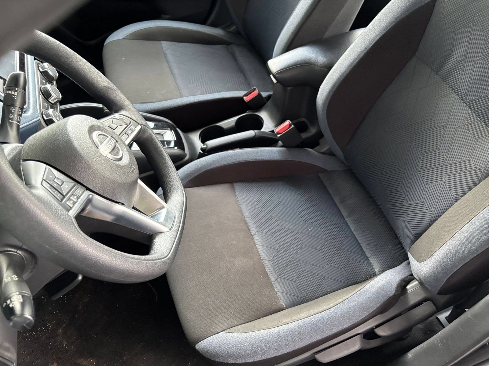 Used 2025 Nissan Versa SV FWD image 33