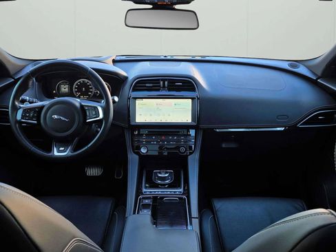 Used 2018 Jaguar F-PACE R-Sport image 34
