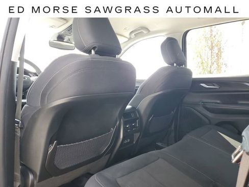 Used 2023 Jeep Grand Cherokee Laredo image 11