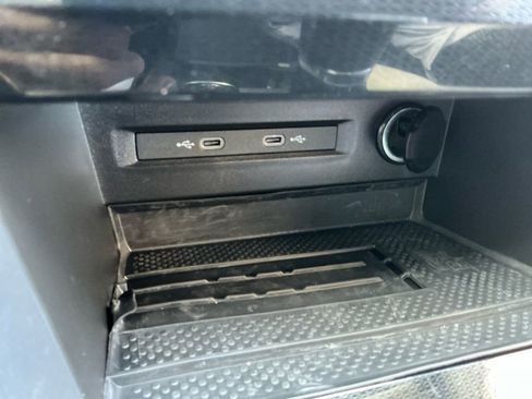 Certified 2025 Volkswagen Taos SE w/ Panoramic Sunroof Package image 17