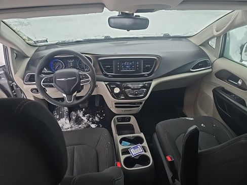 Used 2017 Chrysler Pacifica Touring image 8