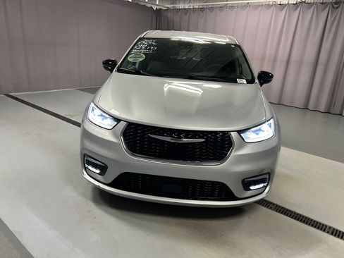 Used 2024 Chrysler Pacifica Touring-L image 2