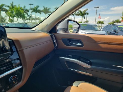 Used 2023 Nissan Pathfinder Platinum FWD image 31
