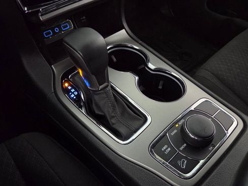 Used 2019 Jeep Grand Cherokee Laredo image 28