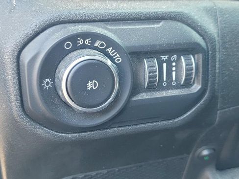 Used 2018 Jeep Wrangler Unlimited Sahara AWD/4WD image 33