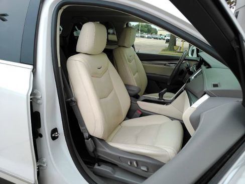 Used 2017 Cadillac XT5 Luxury w/ Driver Awareness Package image 23