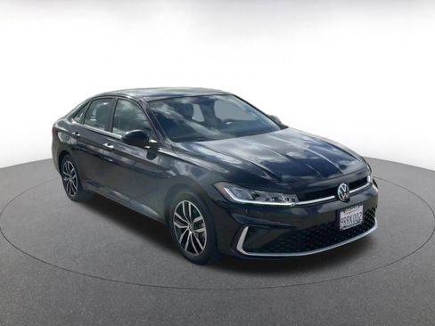 Used 2025 Volkswagen Jetta SE image 3