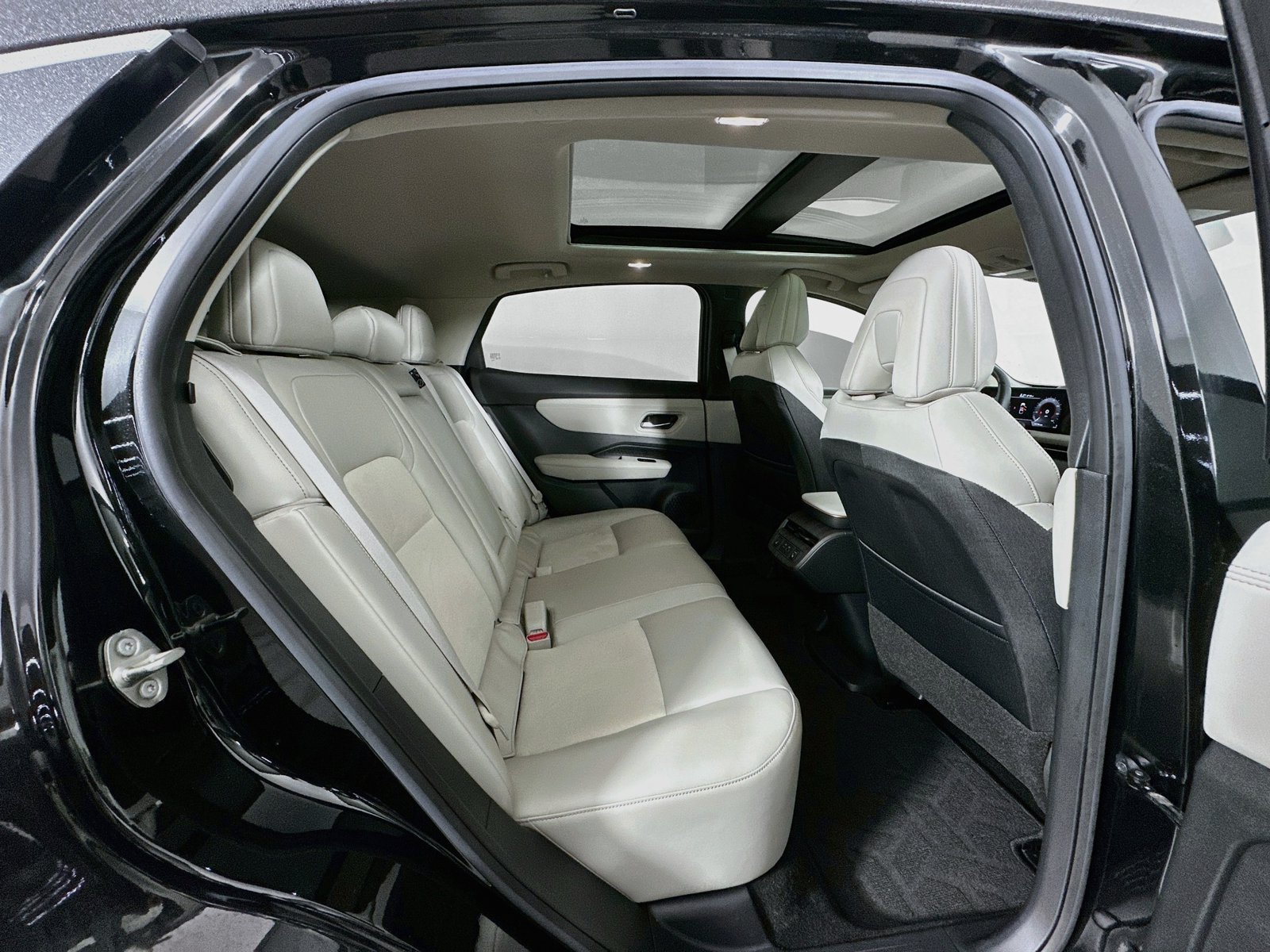 Used 2024 Nissan Ariya FWD image 28