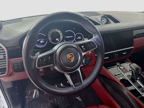 Certified 2023 Porsche Cayenne Platinum Edition image 12