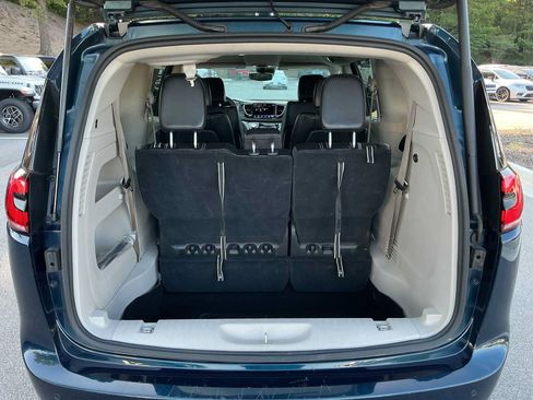 Used 2023 Chrysler Pacifica Touring-L FWD image 26