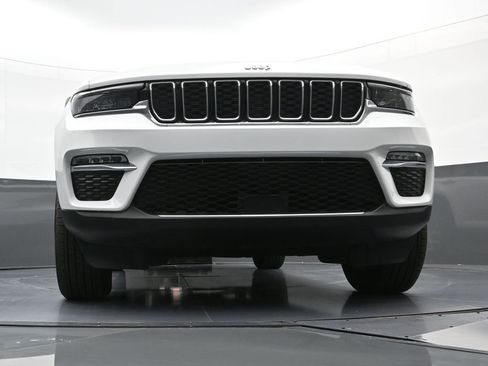 Used 2024 Jeep Grand Cherokee Limited AWD/4WD image 10