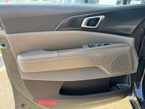 Used 2025 Kia Carnival image 14