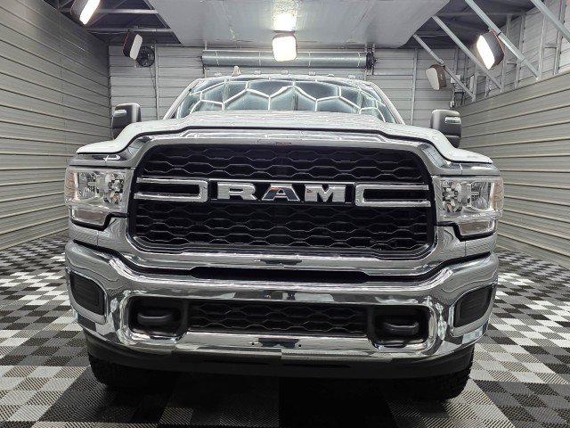 Used 2024 RAM 3500 Tradesman w/ Chrome Appearance Group AWD/4WD image 4