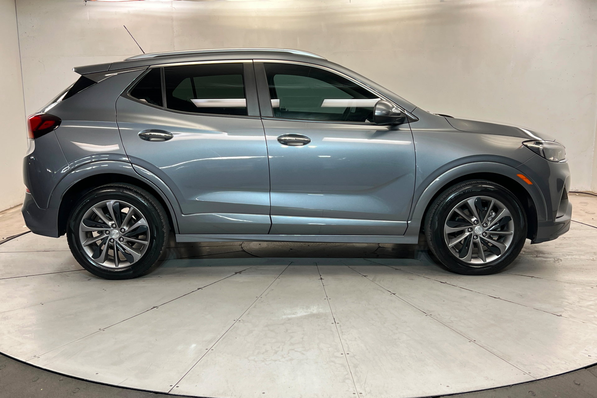 Used 2022 Buick Encore GX Select w/ Sport Touring Package FWD image 7