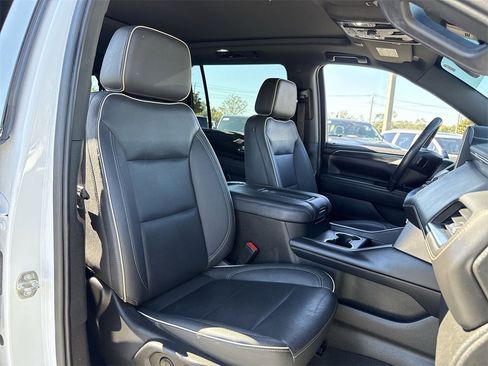 Used 2022 GMC Yukon XL SLT w/ SLT Premium Package image 28