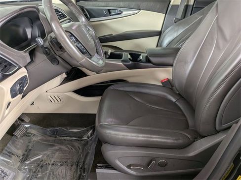 Used 2019 Lincoln Nautilus Select image 11
