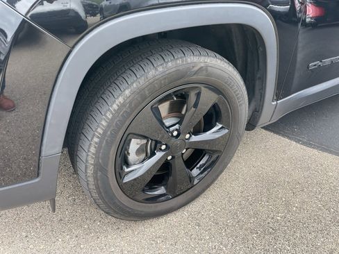 Used 2019 Jeep Cherokee Latitude Plus image 3