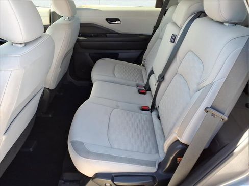 Used 2022 Nissan Pathfinder SV image 12