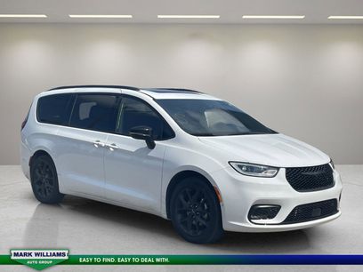 Used 2024 Chrysler Pacifica Limited w/ S Appearance Package