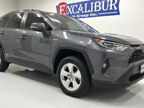 Used 2020 Toyota RAV4 XLE w/ XLE Grade Weather Package AWD/4WD image 2