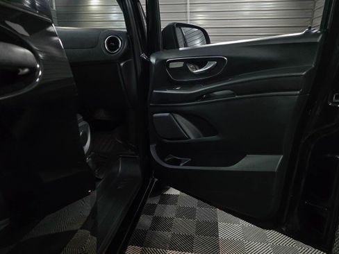 Used 2019 Mercedes-Benz Metris Passenger image 34