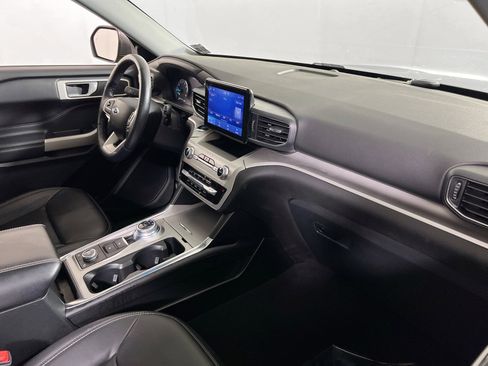 Used 2022 Ford Explorer XLT w/ Equipment Group 202A AWD/4WD image 29