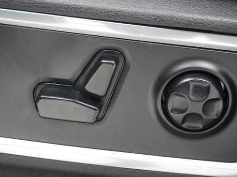 Used 2020 RAM 1500 Laramie RWD image 14