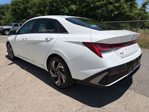 Used 2025 Hyundai Elantra Limited FWD image 4
